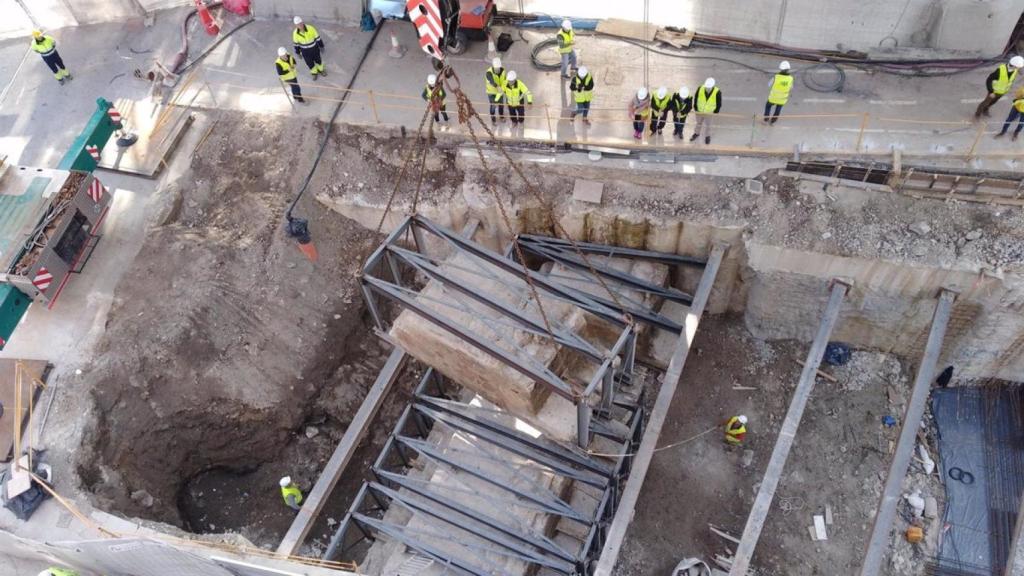 Imagen de los trabajos de traslado de uno de los muros del fuerte de San Lorenzo encontrado en la Alameda de Málaga.