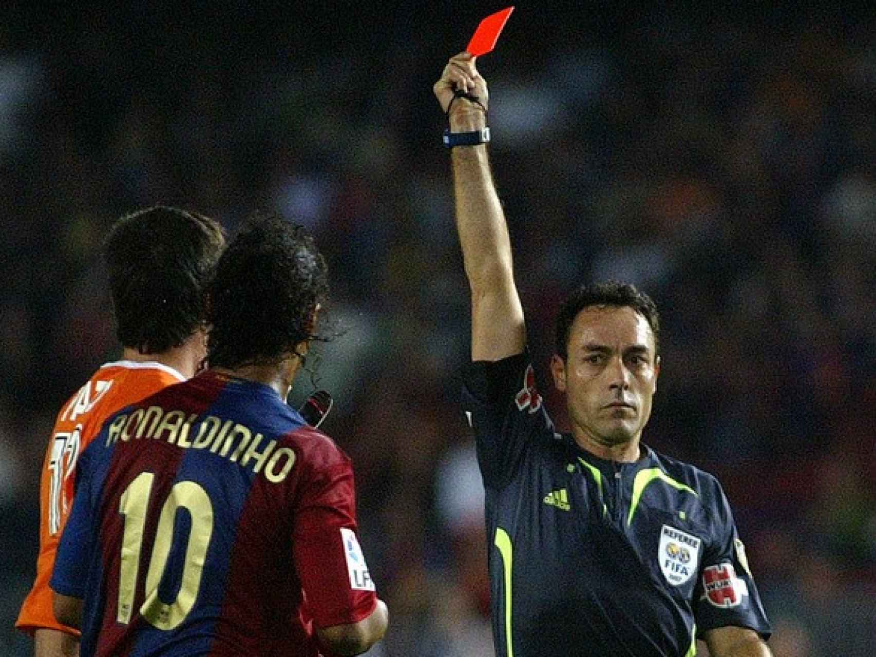Pérez Burrull expulsa a Ronaldinho.