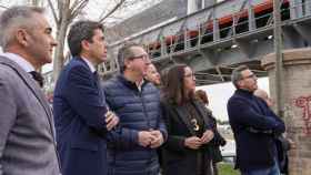 El presidente del PPCV, Carlos Mazón, en su visita a los puentes de Altea.