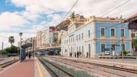 El pleno del Ayuntamiento de Alicante reclama al Gobierno una mayor inversión en infraestructuras en Alicante.