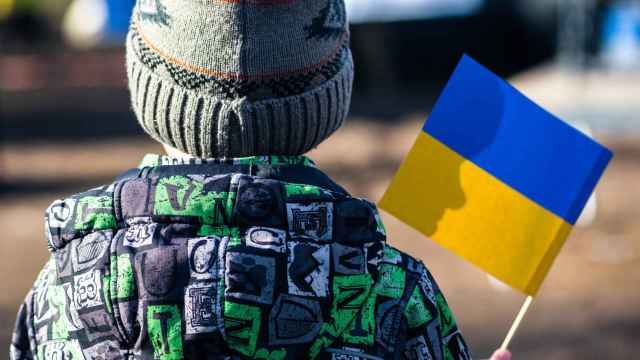 Un niño con una bandera de ucrania, en una imagen de archivo.