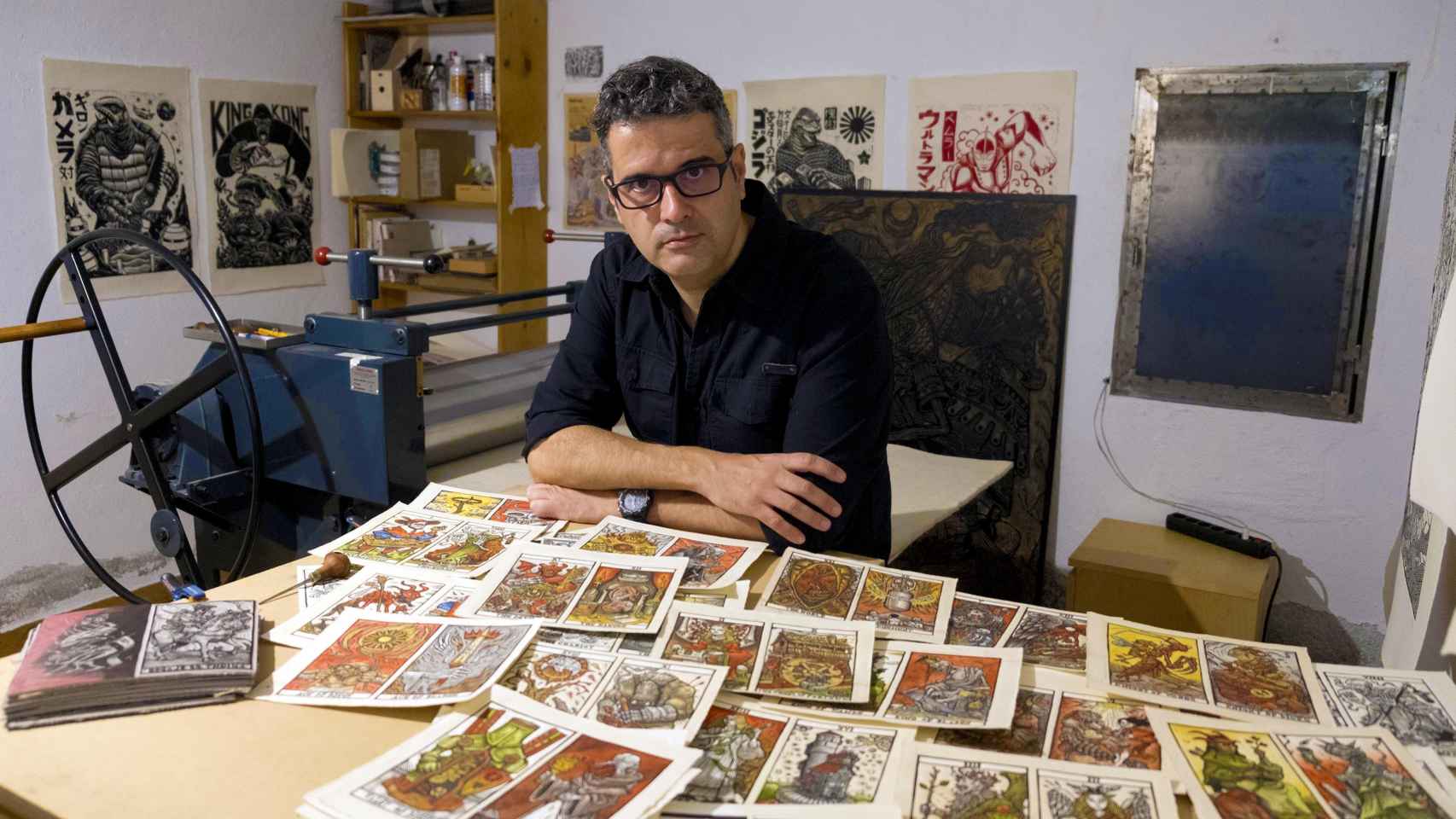 Tomás Hijo en su estudio con las cartas del Tarot del Toro