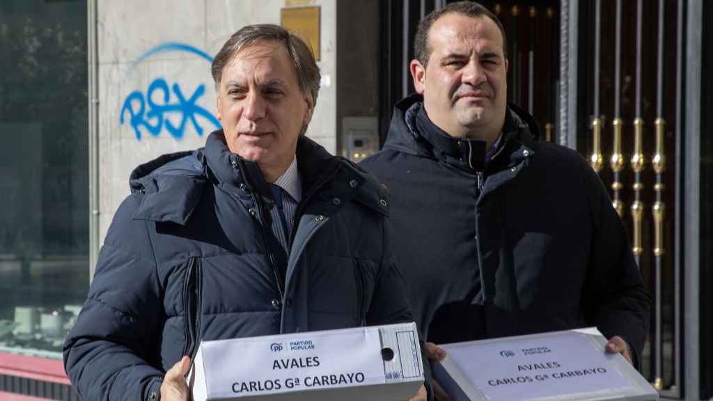 El precandidato a la presidencia del Partido Popular de Salamanca Carlos García Carbayo, registra los avales de su precandidatura