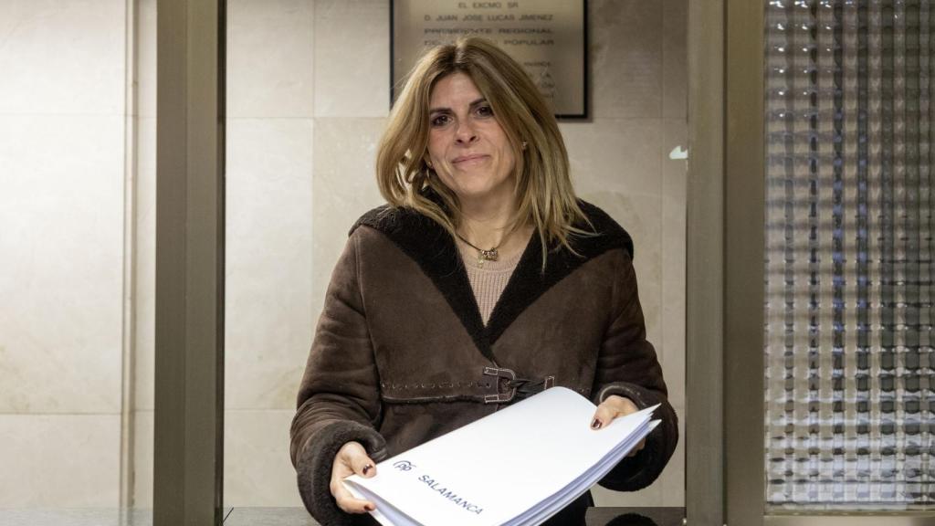 Chabela de la Torre entregando los avales de su precandidatura.