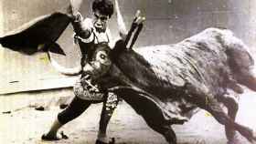 Roberto trasteando a un toro de Miura en Pamplona en 1987