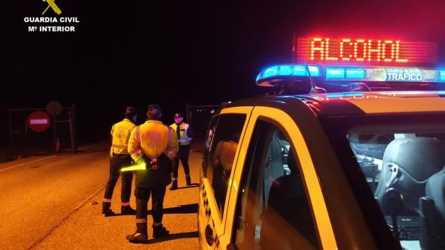 La Guardia Civil investiga al conductor de un camión que circulaba de forma irregular en la autovía de Guadalajara.