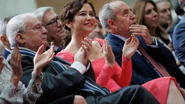 El expresidente de la Comunidad de Madrid, Joaquín Leguina, la presidenta de la Comunidad de Madrid, Isabel Díaz Ayuso, y el exalcalde de Madrid, Juan Barranco, durante el acto del 40º aniversario del Estatuto de Autonomía de Madrid.
