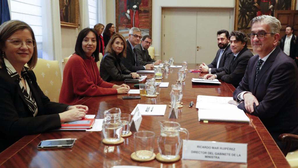 Reunión entre Raquel Sánchez (3i), Mercedes González (2i) y David García Pérez (2d)