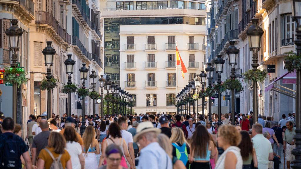 Al fondo de la imagen, el edificio en venta de la Plaza de la Constitución de Málaga.