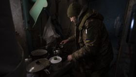 Un soldado ucraniano preparando café en Bakhmut, la ciudad cercada por el Ejército de Putin que vive a 750 metros de las líneas rusas.