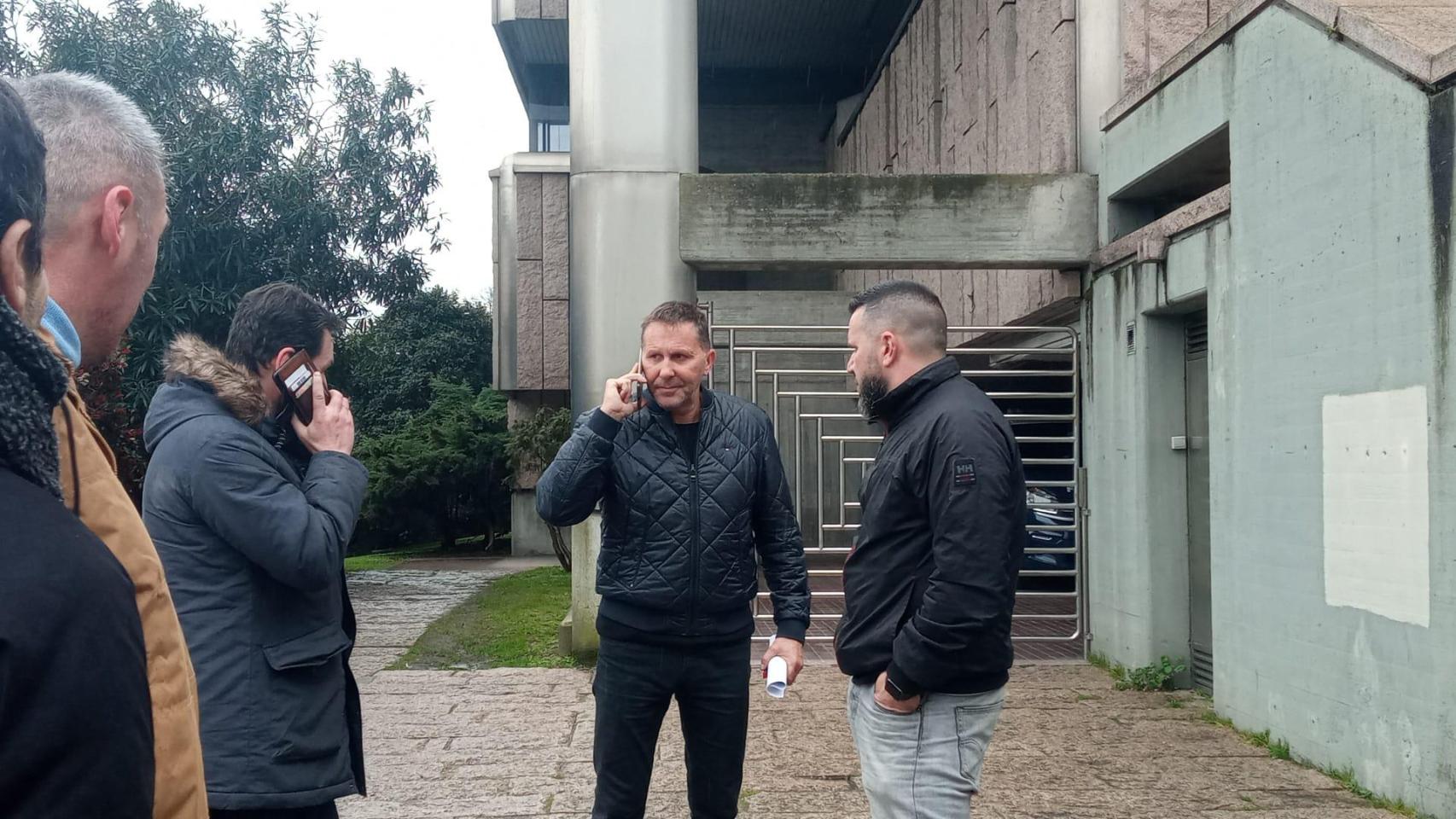 El secretario de STL en A Coruña, en el centro de la imagen.