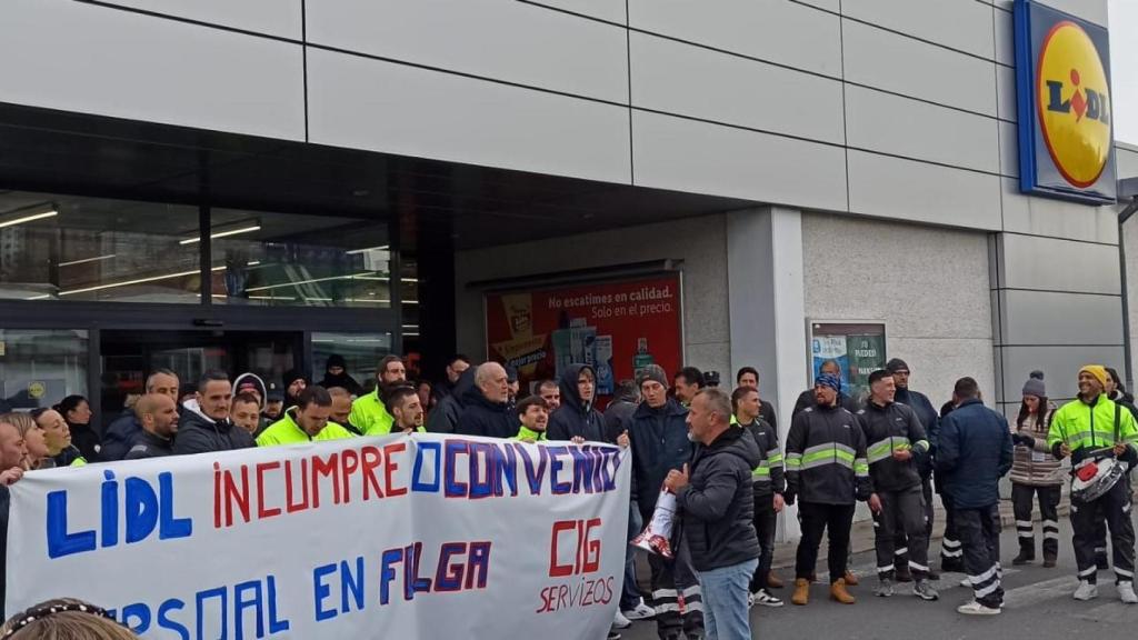 Trabajadores esta mañana en A Gándara