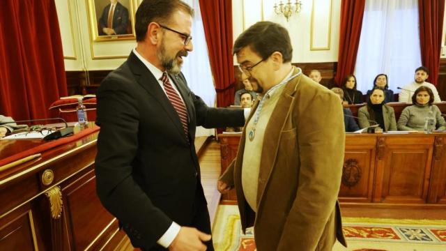 Fernández Beceiro, en la imagen junto a Mato, tomó posesión de su cargo en la sesión plenaria