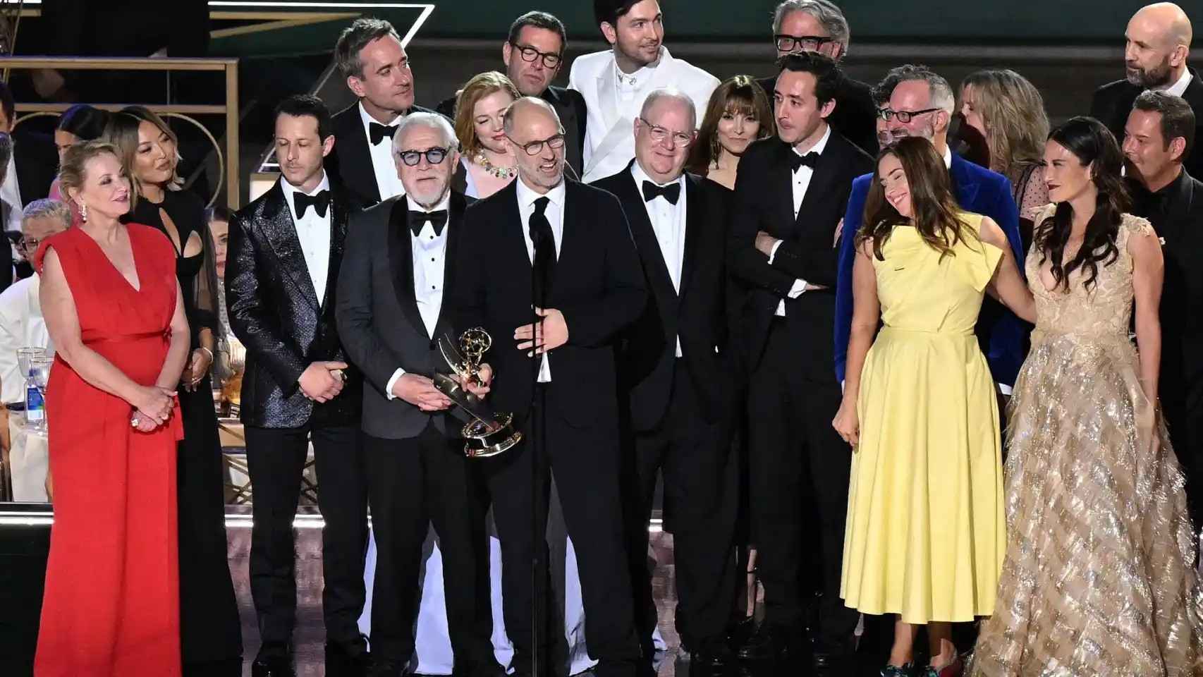 El equipo de 'Succession' recoge el premio a mejor serie de drama en los Emmy 2022.