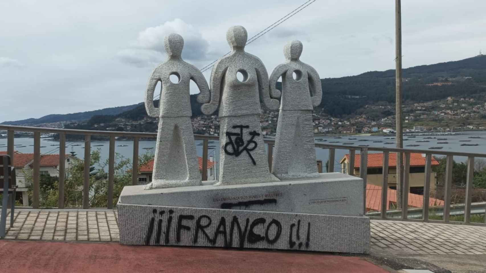 El monumento atacado con pintadas fascistas.