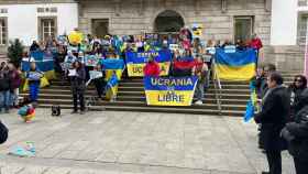 Concentración esta tarde a las puertas del Marco de los ucranianos residentes en Vigo tras un año de la invasión rusa.