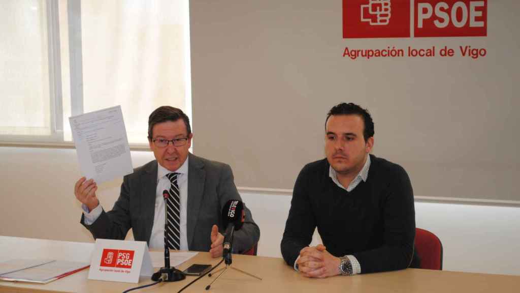 El secretario general del PSdeG-PSOE de Vigo, Carlos López Font, y el secretario de Organización socialista de Baiona, Fernando López.