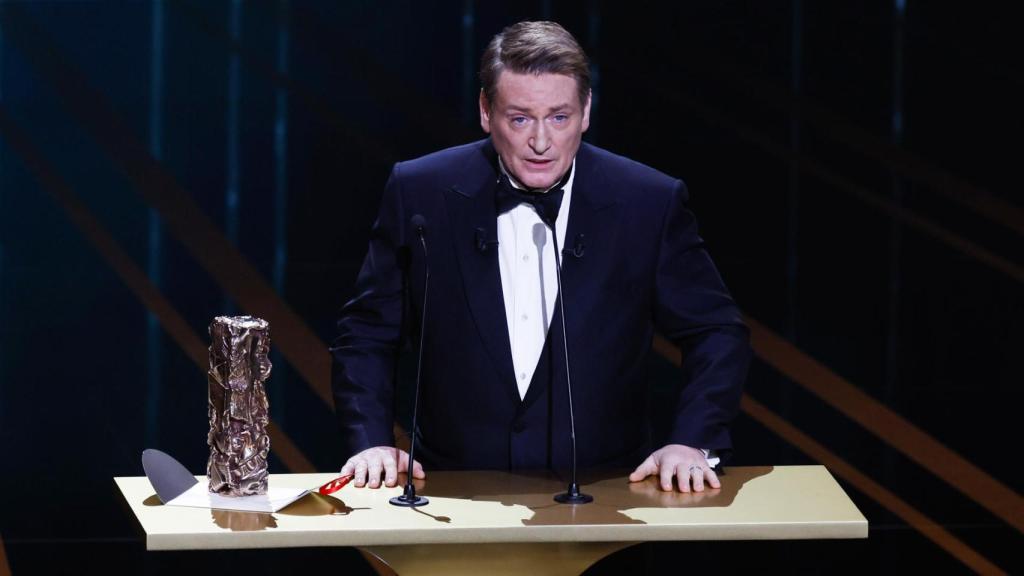 Benoît Magimel con su César al mejor actor. Foto: EFE/EPA/Teresa Suárez