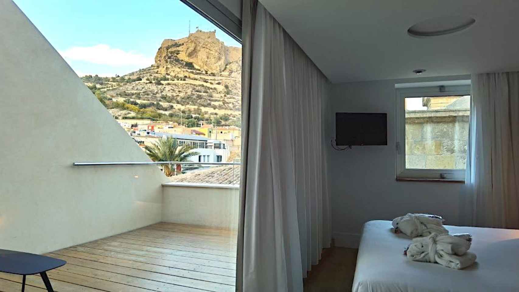 La júnior suite con terraza del hotel Pórtico de Alicante.