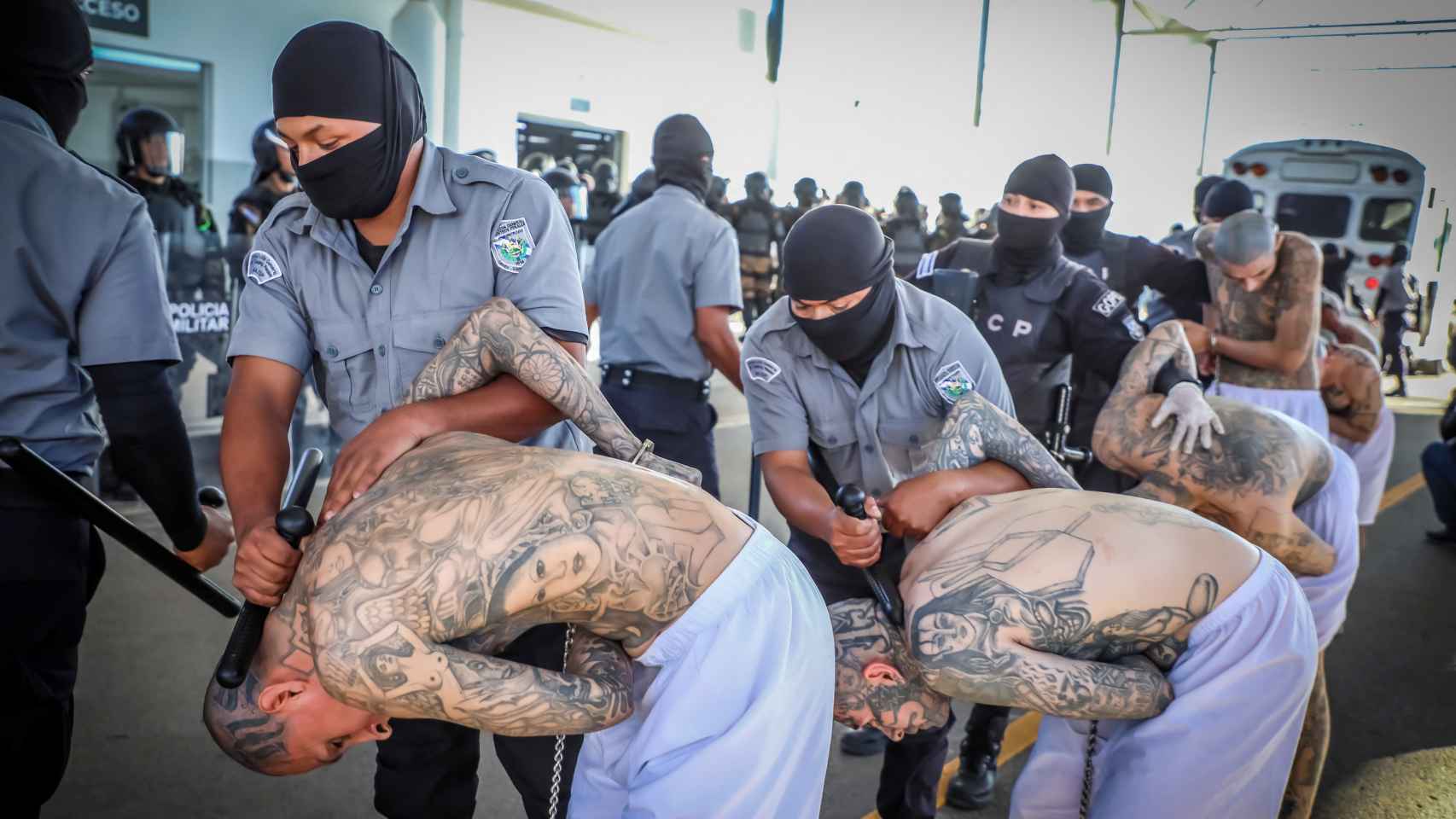 Gobierno de El Salvador inicia traslado de pandilleros a nuevo megacárcel, en Tecoluca