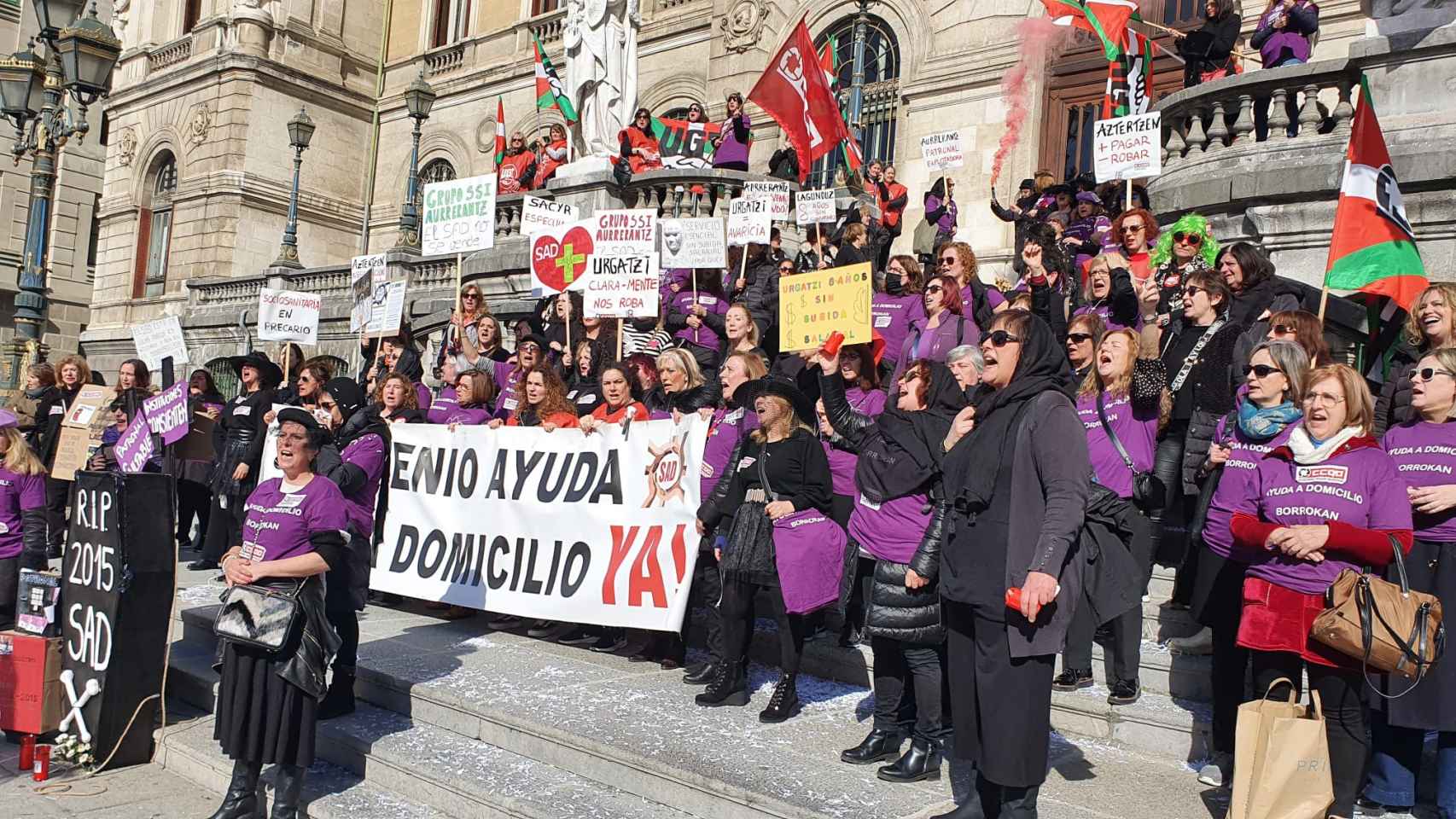 Un grupo de miembros del colectivo SAD se manifiesta para reclamar mejoras salariales
