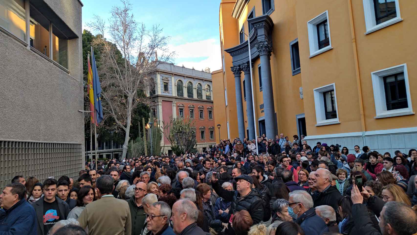 Cientos de personas, este sábado, a las puertas del Paraninfo del Campus de la Merced al que no han podido acceder para ver el acto de Yolanda Díaz.