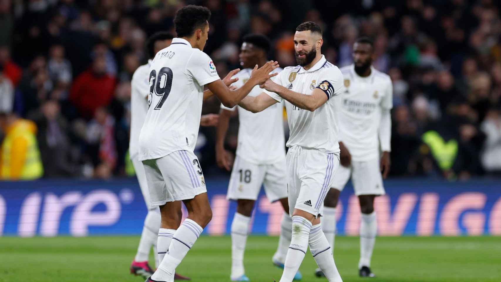 Benzema felicita a Álvaro Rodríguez tras su primer gol con el Real Madrid.