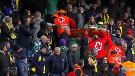 Un aficionado se lleva un balonazo en Cádiz.