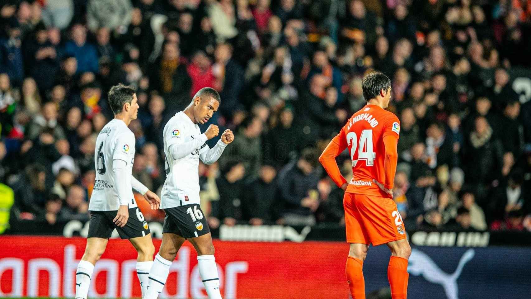 Samuel Lino celebra el gol del Valencia frente a la Real Sociedad.