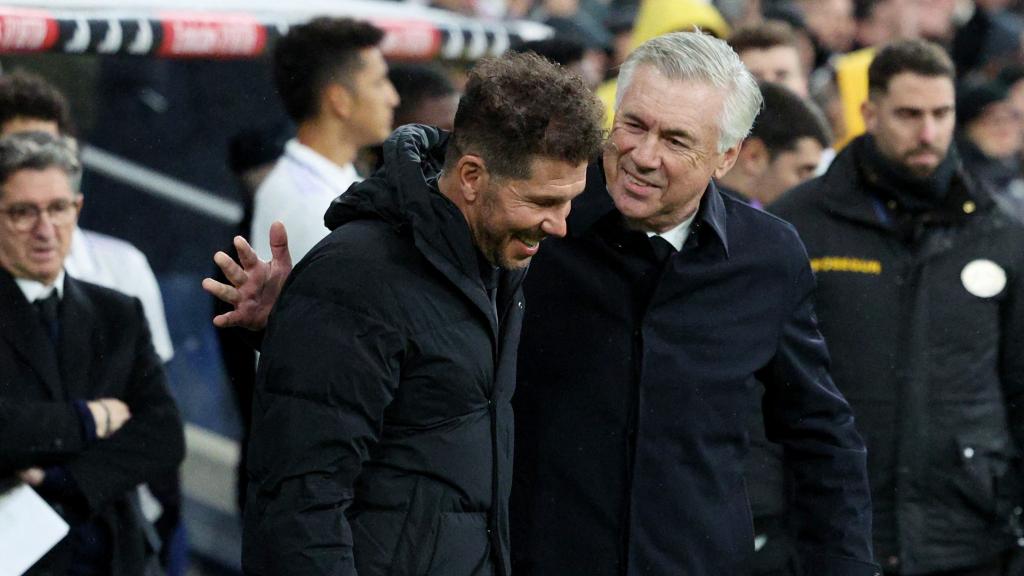 Ancelotti y Simeone se saludan antes del comienzo de un partido.