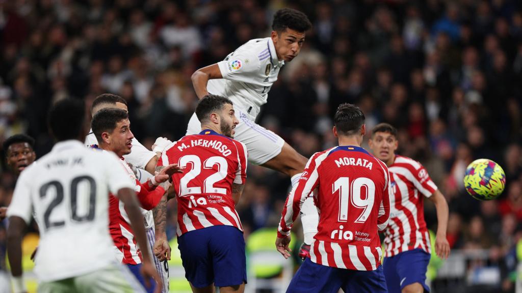 Álvaro Rodríguez cabecea a gol un saque de esquina de Luka Modric.