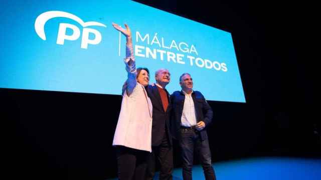 Patricia Navarro, Francisco de la Torre y Elías Bendodo, en la convención del PP de Málaga capital celebrada este sábado.