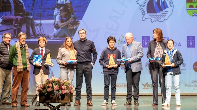 Premiados de la clase Optimist recogiendo sus galardones.