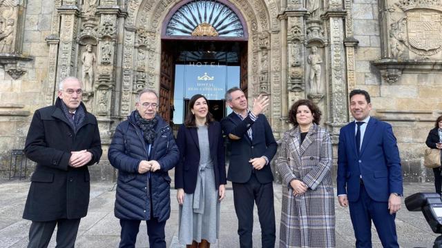 El delegado del Gobierno en Galicia, José Miñones, frente al Parador Hostal dos Reis Católicos de Santiago.