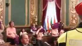 Varias mujeres irrumpen en un pleno del ayuntamiento de Bilbao y se desnudan al grito de convenio ya