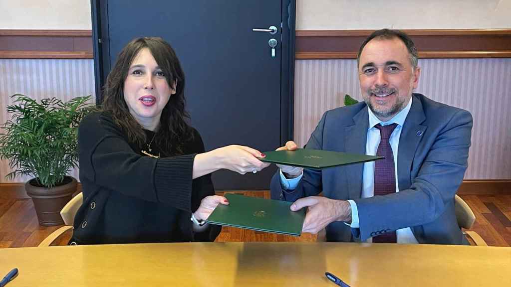 Firma del acuerdo entre las consellerías de Igualdad y Sanidad.