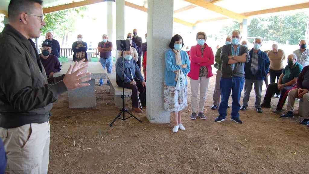 El conselleiro de Medio Rural explicando a los vecinos de Monterrei el proyecto del polígono agroforestal en 2021.