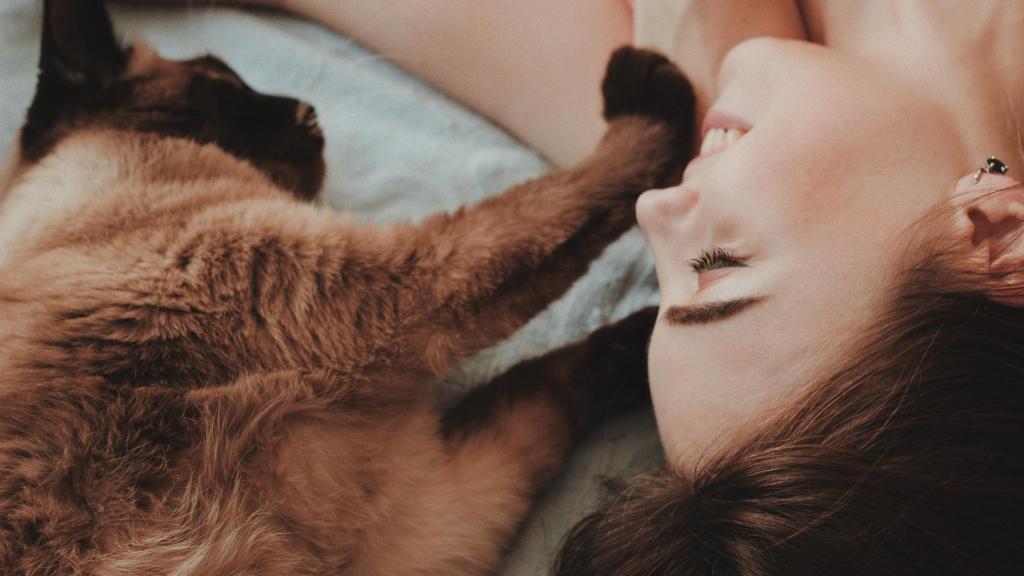 Una mujer y su gato