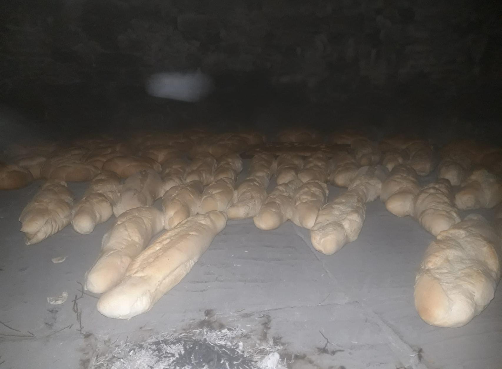 Los panes en el horno de piedra