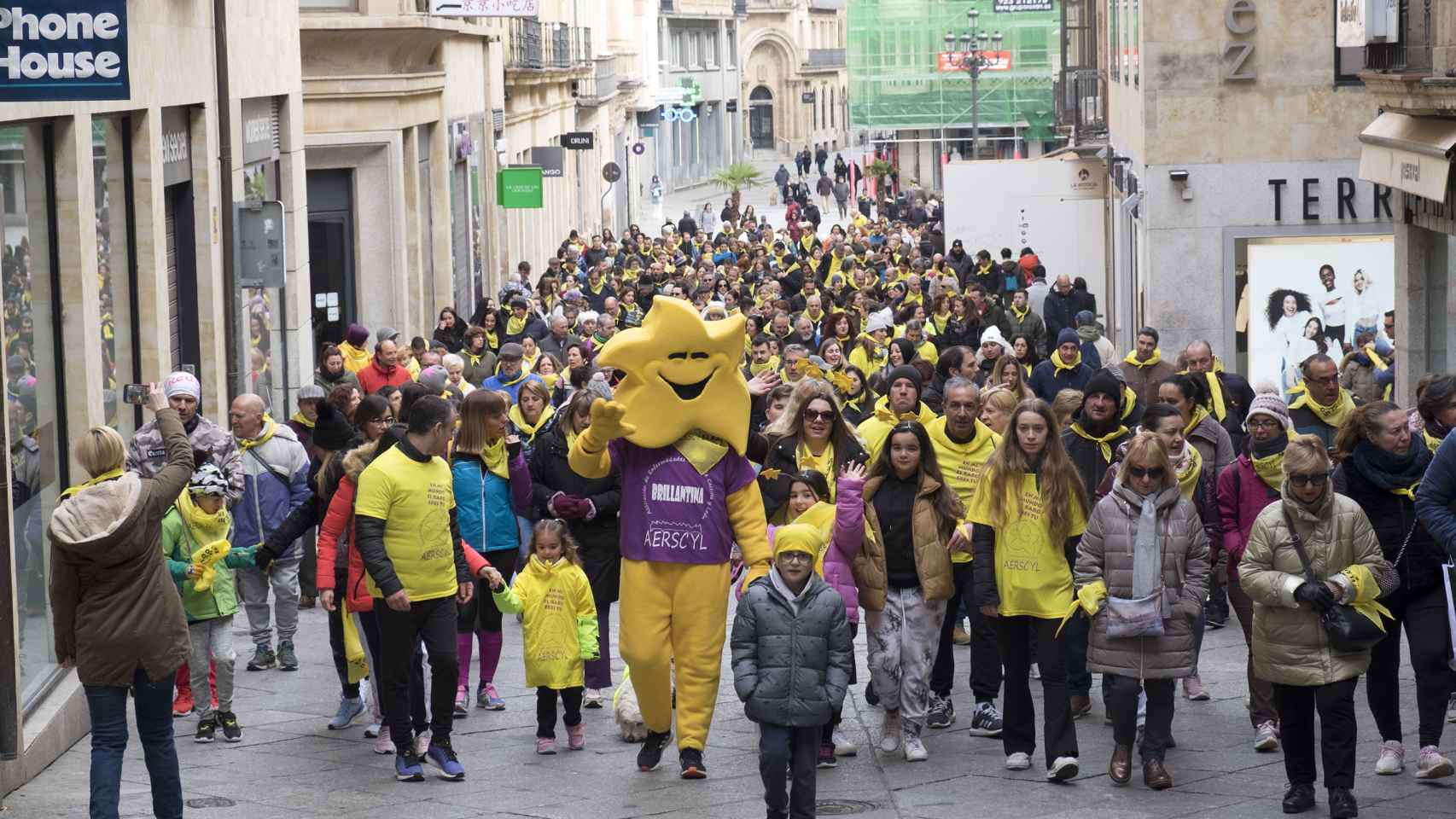 Una marea amarilla recorre las calles de Salamanca