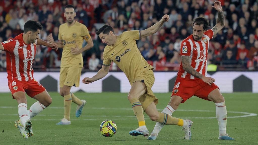 Lewandowski intenta regatear a un rival en el área.