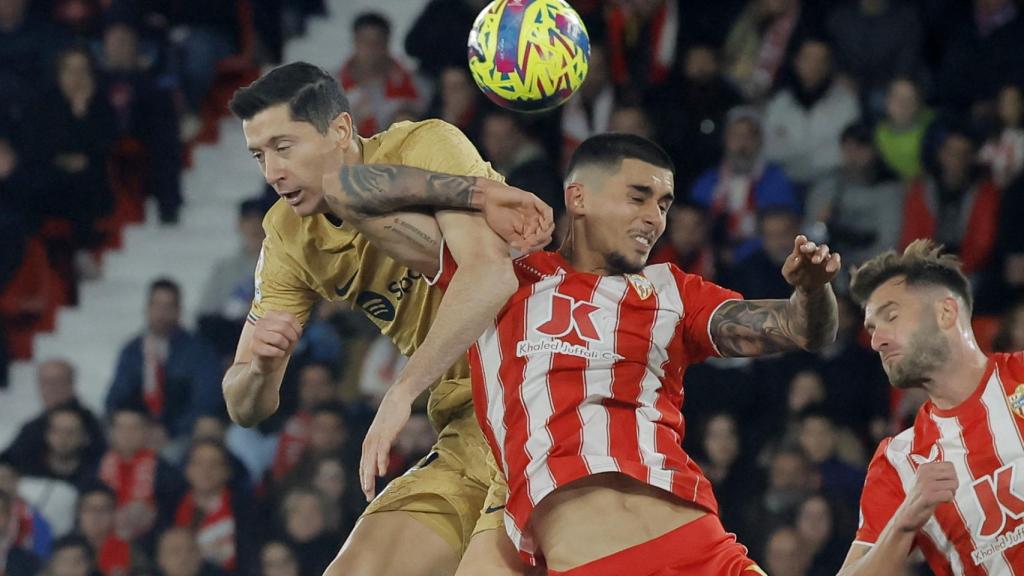 Lewandowski trata de rematar un balón colgado al área.