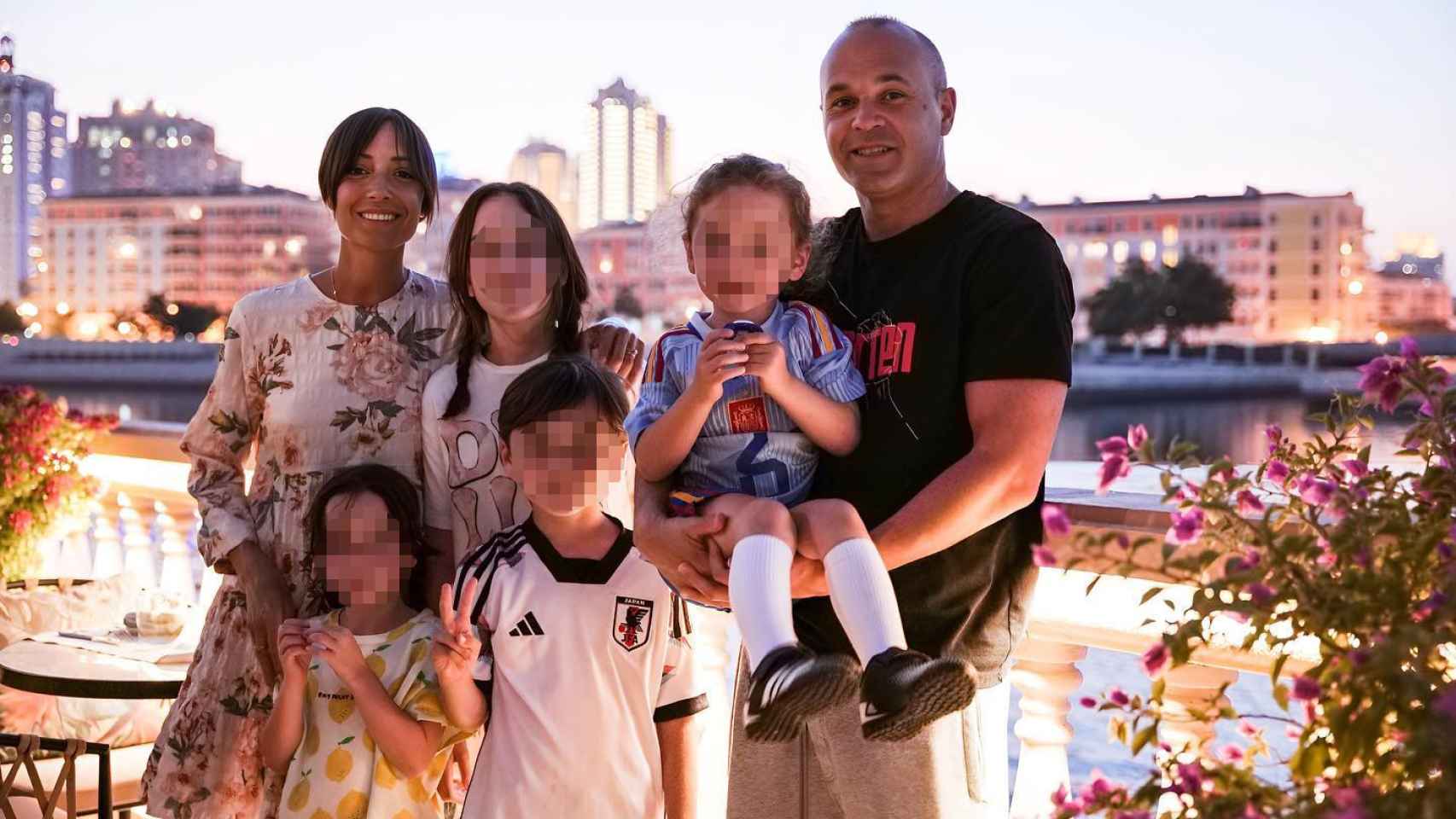 Andrés Iniesta con su familia en una imagen de sus redes sociales.