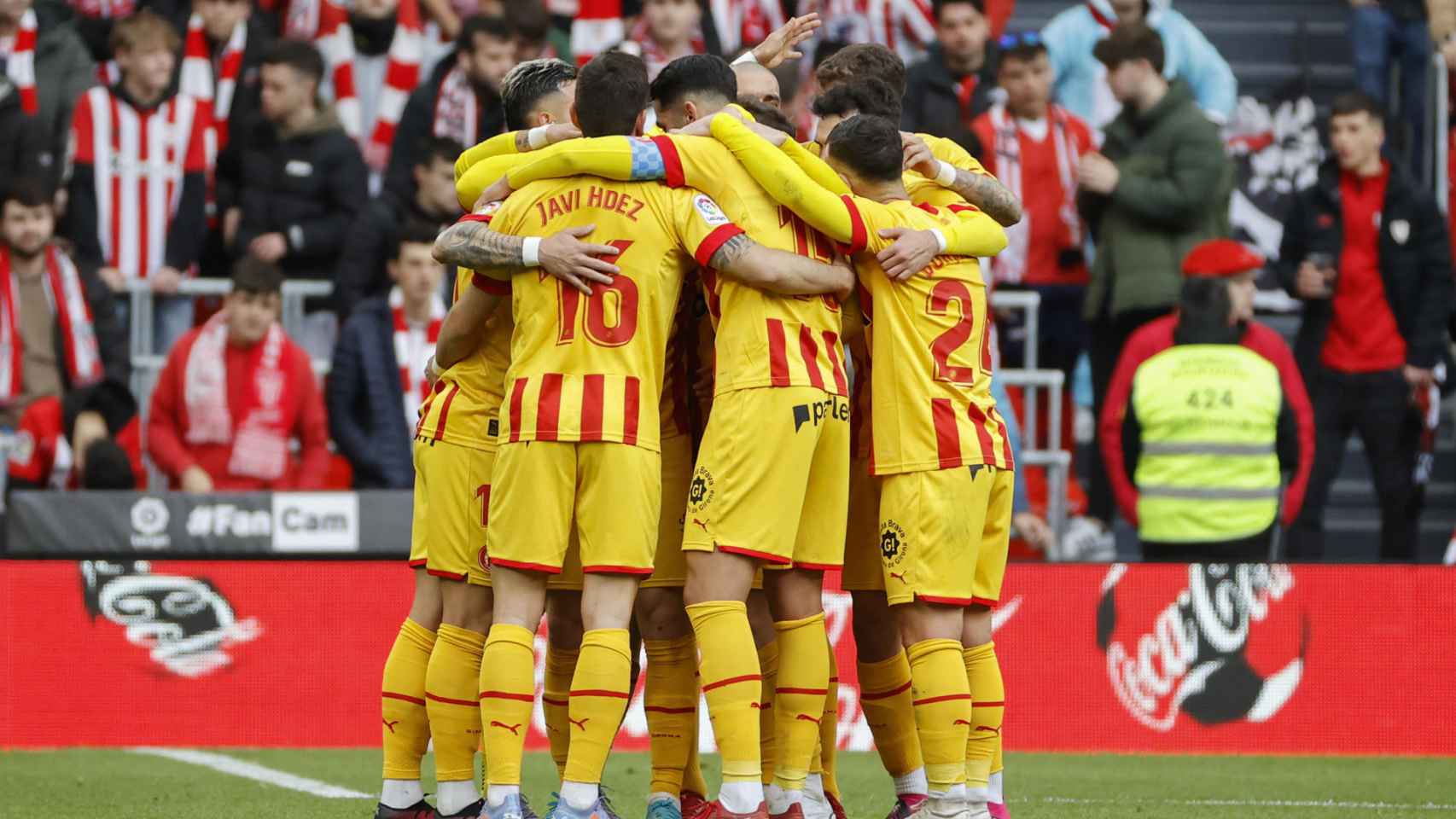 Piña de los jugadores del Girona para celebrar un gol en San Mamés