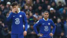Enzo Fernández, fichaje más caro de la historia del Chelsea, y Kai Havertz se lamentan tras una nueva derrota.