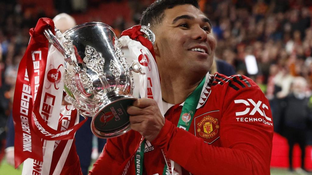 Casemiro celebra el título de la Carabao Cup con el Manchester United