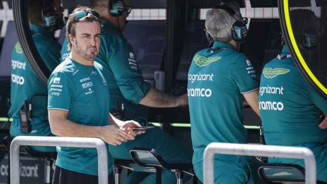 Fernando Alonso junto a sus mecánicos e ingenieros de Aston Martin en Bahréin
