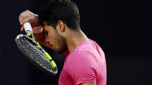 Carlos Alcaraz se lamenta tras perder un punto en Río de Janeiro ante Cameron Norrie