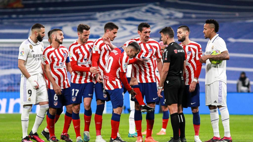 Ángel Correa y Gil Manzano, durante El Derbi de La Liga 2022/2023