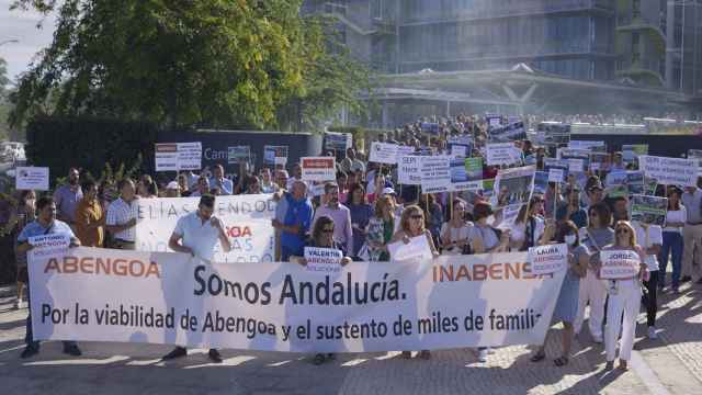 Manifestación de empleados de Abengoa, el pasado mes de junio en la sede del grupo en Sevilla.